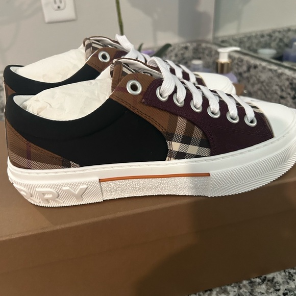 Burberry
Kai Check Low-Top Sneakers (39/9) - Picture 4 of 13